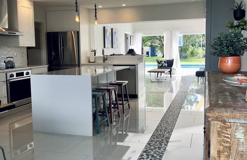 Central Naples House | Private Heated Pool & Jacuzzi with Spacious Yard *CLOSE TO BEACH & DOWNTOWN*