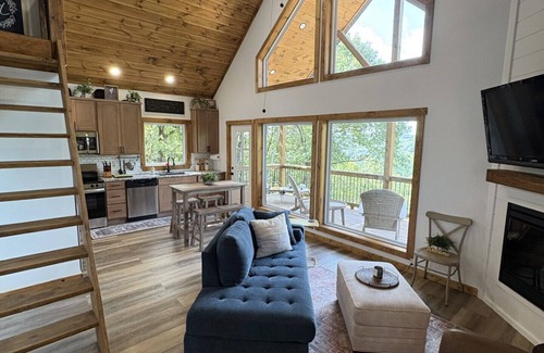 Harrison Cabin | Private Hilltop View Cabin with Hot Tub on Covered Deck & Fall Colors Emerging