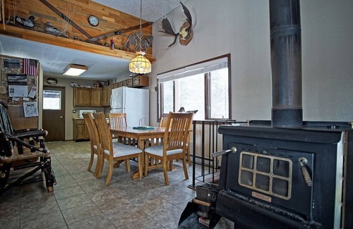 Grand Lake Cabin | Private Home w/Large Yard, Gas Grill, Firepit & Picnic Tables