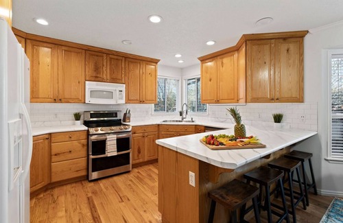 South Jordan House | 🏠Private home with hot tub. Beds for 32!
