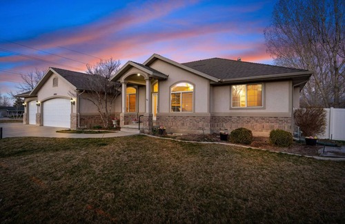 South Jordan House | 🏠Private home with hot tub. Beds for 32!