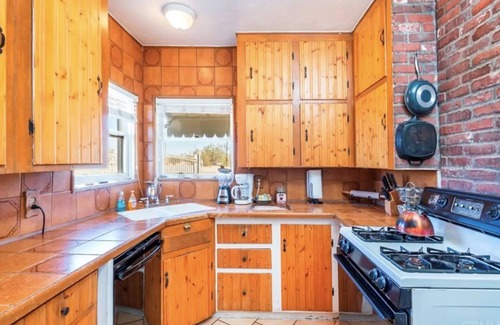 Twentynine Palms House | Private Hot Tub & Pool/Resort