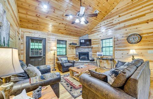Broken Bow House | Private Hot Tub and Deck Woodsy Broken Bow Retreat