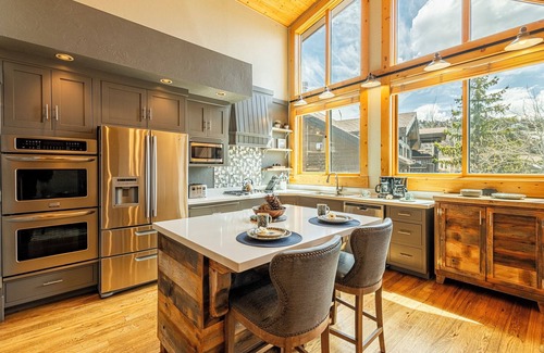 Deer Valley Condo | Private Hot tub & BBQ, Shuttle! Luxury Amenities & walk to lifts