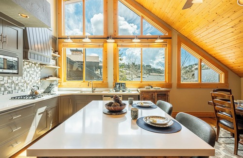 Deer Valley Condo | Private Hot tub & BBQ, Shuttle! Luxury Amenities & walk to lifts
