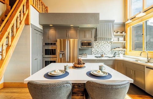 Deer Valley Condo | Private Hot tub & BBQ, Shuttle! Luxury Amenities & walk to lifts