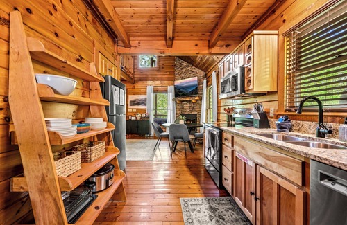 Little Creek Falls Cabin | Private, Hot Tub, Fireplace, Scenic Views, Kids Loft, 5mi to GSM National Park