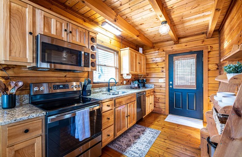 Little Creek Falls Cabin | Private, Hot Tub, Fireplace, Scenic Views, Kids Loft, 5mi to GSM National Park