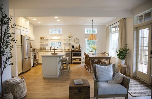 Long Beach House | private hot tub, fun game room, cozy beach house