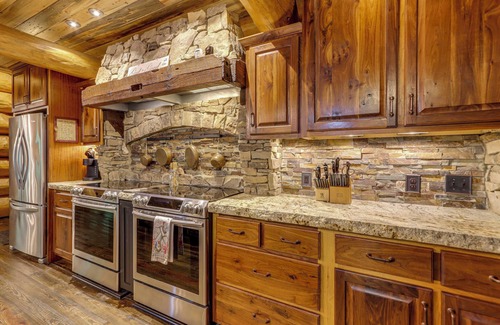 Ranger Cabin | Private Hot Tub & Home Theater: Ranger Log Cabin!
