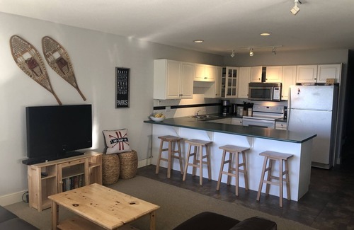 Big White Ski Resort Condo | Private Hot Tub! LOCATION! Ski in/out on Perfection Run, 5 min walk to village