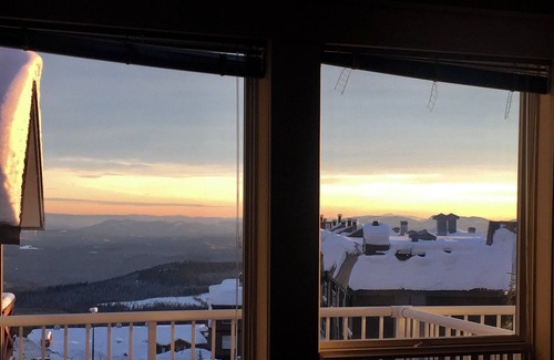 Big White Ski Resort Condo | Private Hot Tub! LOCATION! Ski in/out on Perfection Run, 5 min walk to village