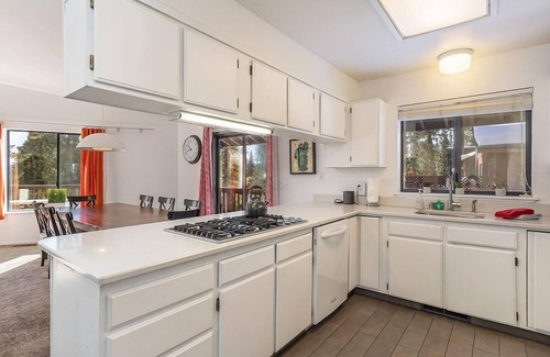 Carnelian Bay Cabin | Private Hot Tub, Play Room, Close to Northstar and Olympic Valley, Sleeps 10