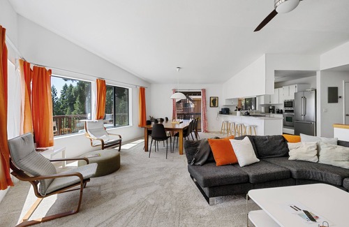 Carnelian Bay Cabin | Private Hot Tub, Play Room, Close to Northstar and Olympic Valley, Sleeps 10