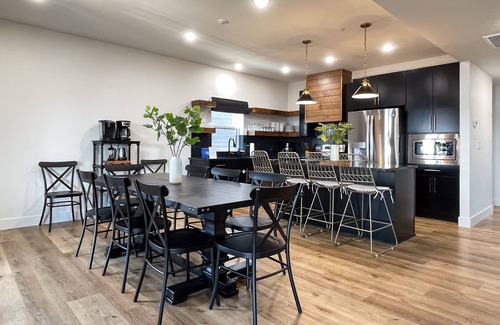 Hollister House | Private hot tub, Pool table, Dog-friendly | Mini Wildflower