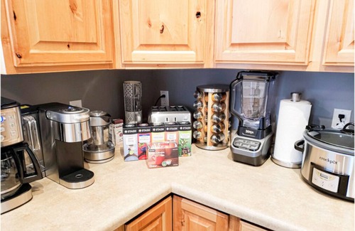 Central City House | Private Hot Tub+Fully Fenced Yard+Designer Furniture+Google Fiber+Best Location!