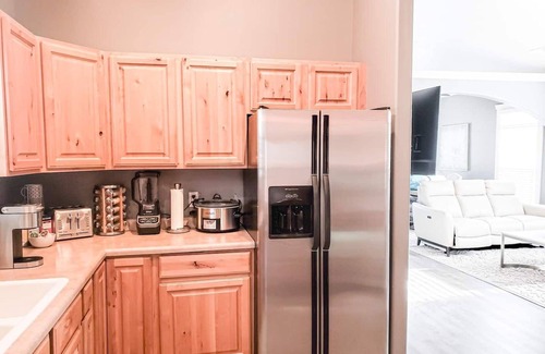 Central City House | Private Hot Tub+Fully Fenced Yard+Designer Furniture+Google Fiber+Best Location!