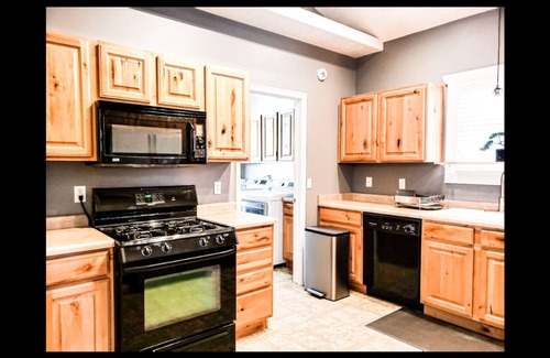 Central City House | Private Hot Tub+Fully Fenced Yard+Designer Furniture+Google Fiber+Best Location!