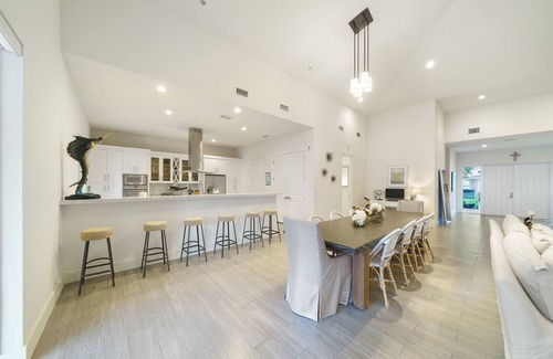 Alice Town House | Private Island House with dock, minutes from Hilton hotel and casino
