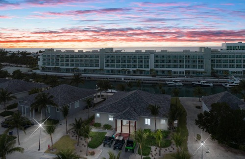 Alice Town House | Private Island House with dock, minutes from Hilton hotel and casino