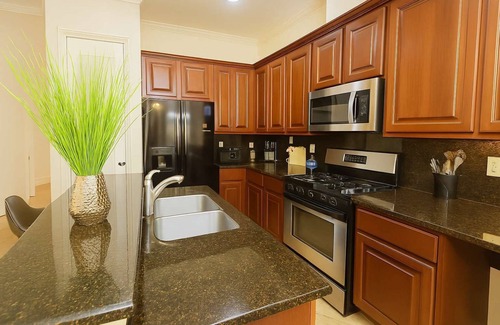Woodlake - Briar Meadow House | Private Jacuzzi Galleria Retreat & Pool Table Sleeps 8