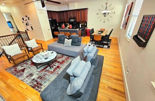 Woodlake - Briar Meadow House | Private Jacuzzi Stylish Galleria Getaway King Bed Garage Parking