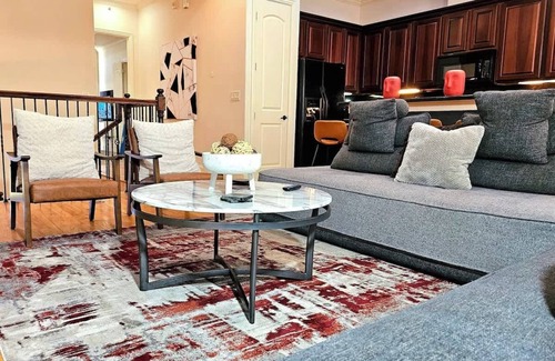 Woodlake - Briar Meadow House | Private Jacuzzi Stylish Galleria Getaway King Bed Garage Parking