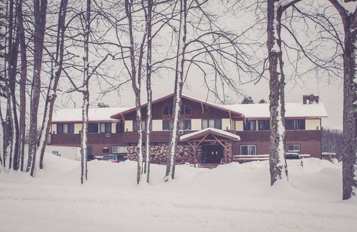 Ironwood Apartment | Private King Suite ideal for couples/romantic stays, and single travelers featuring a beautiful knotty pine vaulted ceiling. Dog friendly!