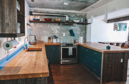 Okanagan-Similkameen House | Private Lakefront Beach House off Naramata Bench with sauna and hot tub