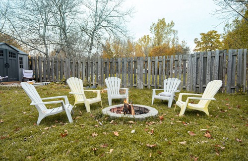 Selkirk House | Private Lakefront House with Hot Tub, Kayaks and Beach