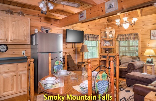 Cosby House | PRIVATE LOG CABIN - TROUT STREAM - 7 MIN TO GREAT SMOKY MOUNTAINS NATIONAL PARK!