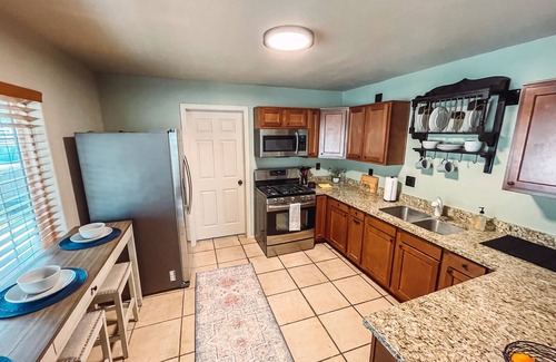 Swan Way Park House | Private Midtown Escape