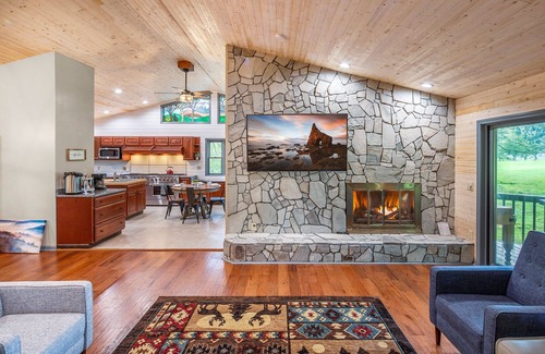 Beech Mountain Cabin | Private Mountain Home, 2miles To Ski, Hot Tub, Views, Fireplace, & Pet Friendly!