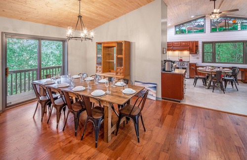 Beech Mountain Cabin | Private Mountain Home, 2miles To Ski, Hot Tub, Views, Fireplace, & Pet Friendly!
