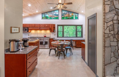 Beech Mountain Cabin | Private Mountain Home, 2miles To Ski, Hot Tub, Views, Fireplace, & Pet Friendly!