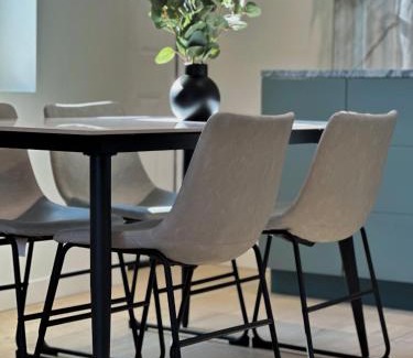 East Allegheny Apartment | Private Parking 2 BEDS Urban Serenity