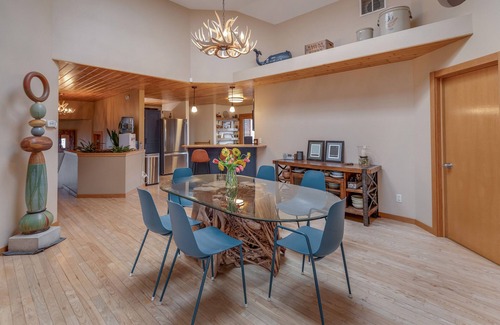Baxter House | Private Peninsula With 3,000 Feet Of Lakeshore In The Heart Of Lake Country!