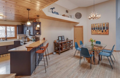 Baxter House | Private Peninsula With 3,000 Feet Of Lakeshore In The Heart Of Lake Country!