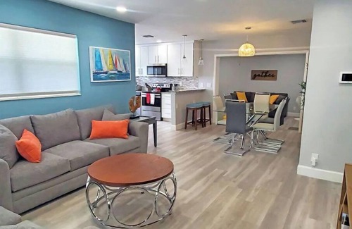 Lantana House | Private Pool - 2 miles to Beach - King bed - Walk to Shops & Restaurants
