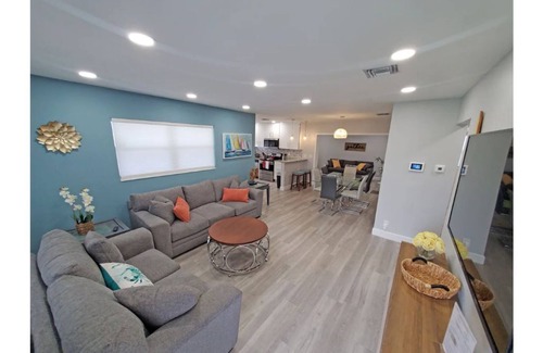 Lantana House | Private Pool - 2 miles to Beach - King bed - Walk to Shops & Restaurants