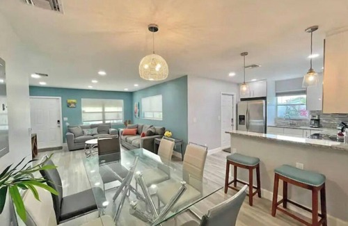 Lantana House | Private Pool - 2 miles to Beach - King bed - Walk to Shops & Restaurants