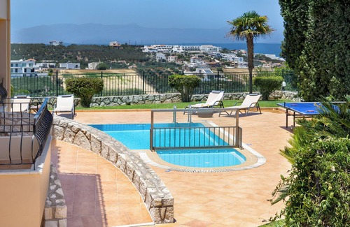 Stalos Villa | Private pool *500mt to Stalos beach*Stunning view*Walk to Taverna & Supermarket