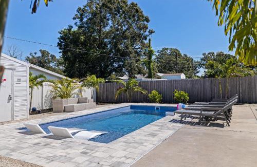 St. Petersburg - Clearwater House | Private Pool, 7 Mi to Spa Beach! Family Pastel Gem