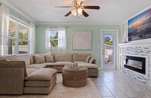 St. Petersburg - Clearwater House | Private Pool, 7 Mi to Spa Beach! Family Pastel Gem