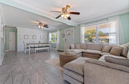 St. Petersburg - Clearwater House | Private Pool, 7 Mi to Spa Beach! Family Pastel Gem