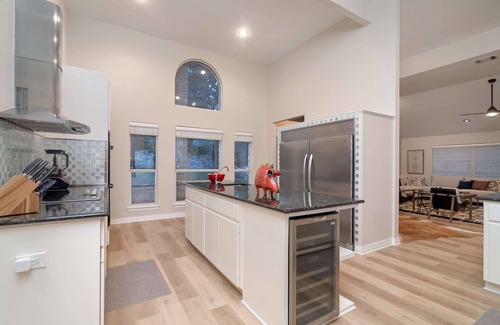 Hudson Bend House | Private Pool and Hot Tub, BBQ, Walk to lake, 2 Masters, Bocce ball, Horseshoe