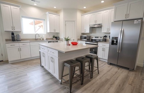 Kanab House | Private Pool and Hot Tub at Kanab Luxury Home with Incredible Sunset Views and S
