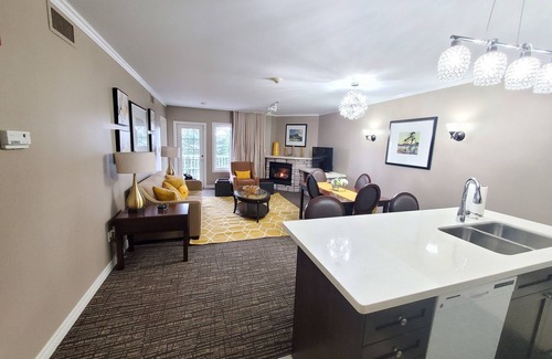 Oro-Medonte House | PRIVATE PRESIDENTIAL SUITE 1 BEDROOM