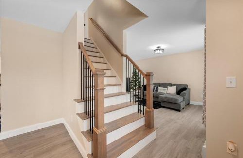 Gardner House | Private Primary Suite in New 2024 Home, Ashburnham with Parking and Wi-Fi