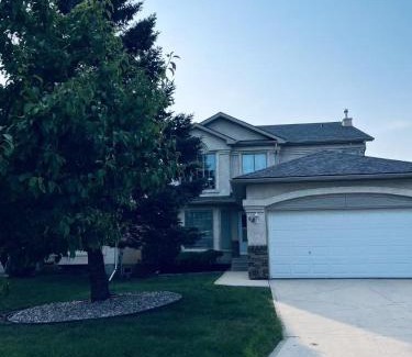 Fort Gary House | Private Queen Bedroom in Kenaston, Walmart, Costco, MITT, IKEA, Outlet, Unversity of Manitoba are nearby